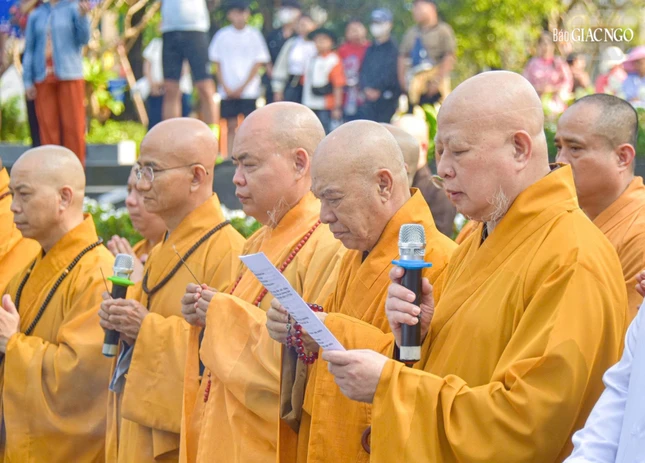 Hòa thượng Thích Lệ Trang xướng lễ tưởng niệm