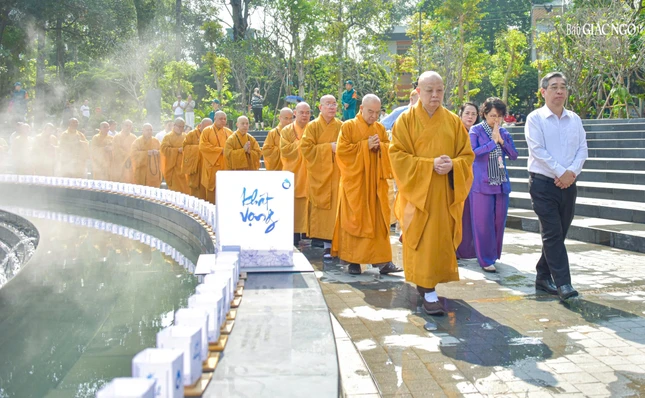 Hữu nhiễu quanh khu vực đài tưởng niệm, hồi hướng năng lượng an lành đến tất cả