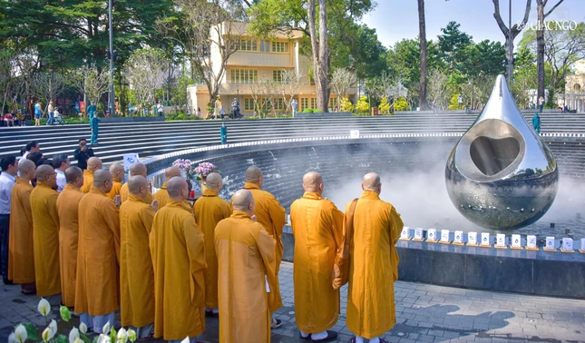Chư tôn đức cùng quý vị lãnh đạo TP.HCM lắng lòng tưởng niệm đồng bào tử vong trong đại dịch