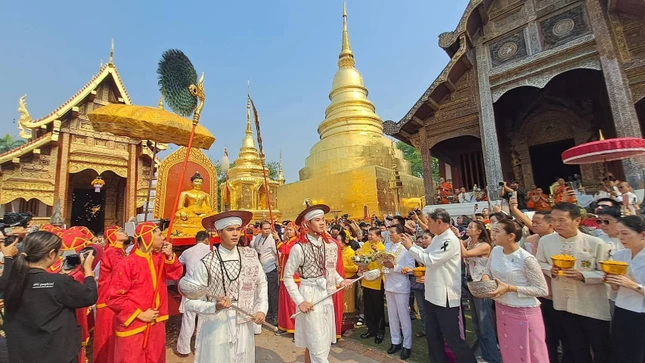 Kim thân Đức Phật Thích Ca Mâu Ni bắt đầu được rước ra từ Wat Phra Singh Woramahawihan Kim thân Đức Phật Thích Ca Mâu Ni bắt đầu được rước ra từ Wat Phra Singh Woramahawihan