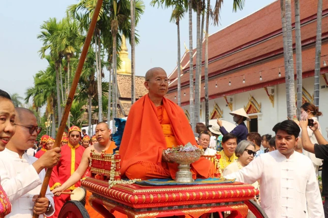 Sự hiện diện của chư Tăng trong cuộc rước Sự hiện diện của chư Tăng trong cuộc rước