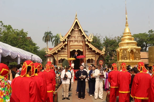Đoàn rước Phật đông đảo trong nghi trượng, trang phục truyền thống Đoàn rước Phật đông đảo trong nghi trượng, trang phục truyền thống
