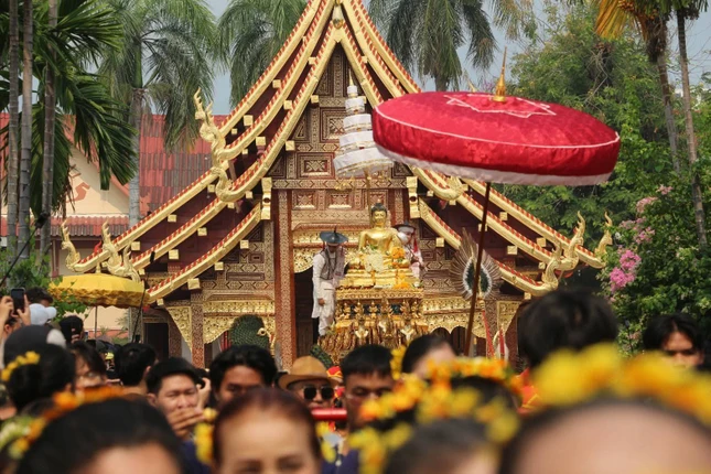 Sau khi được rước ra khỏi chánh điện, kim thân Đức Phật được đưa lên cỗ xe hoàng gia lộng lẫy được hàng trăm người kéo đi quanh các tuyến phố Sau khi được rước ra khỏi chánh điện, kim thân Đức Phật được đưa lên cỗ xe hoàng gia lộng lẫy được hàng trăm người kéo đi quanh các tuyến phố
