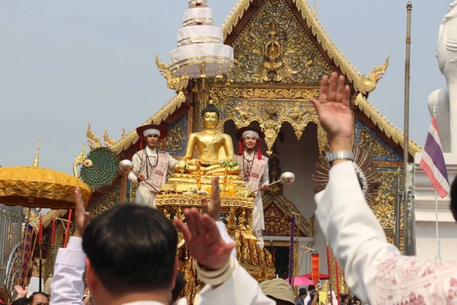 Hàng ngàn người tập trung chờ đợi quanh các tuyến phố nơi đoàn rước đi qua - Ảnh: Chiang Mai Post Hàng ngàn người tập trung chờ đợi quanh các tuyến phố nơi đoàn rước đi qua - Ảnh: Chiang Mai Post