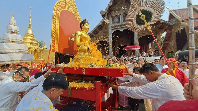 Những tràng hoa và nước thơm được tung lên trên kim thân Đức Phật Những tràng hoa và nước thơm được tung lên trên kim thân Đức Phật