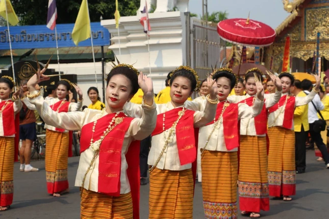 Các vũ công múa các điệu múa truyền thống Lanna dẫn đường Các vũ công múa các điệu múa truyền thống Lanna dẫn đường