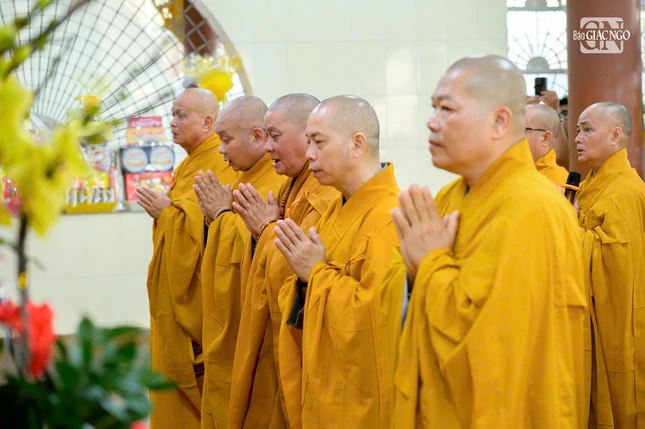 Chư tôn đức Ban Thường trực Ban Trị sự GHPGVN TP.HCM thành kính đảnh lễ tưởng niệm Đại lão Hòa thượng Thích Trí Tịnh, vị giáo phẩm lãnh đạo Ban Trị sự Thành hội Phật giáo Thành phố nhiệm kỳ đầu thành lập