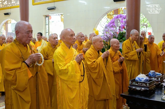 Chư vị Trưởng lão, giáo phẩm dâng hương tưởng niệm Giác linh Đại lão Hòa thượng