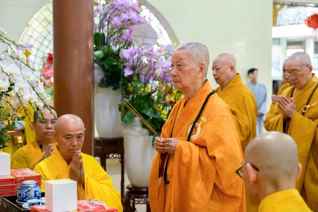 Đức Pháp chủ dâng hương tưởng niệm trước hương án Đại lão Hòa thượng Thích Trí Tịnh