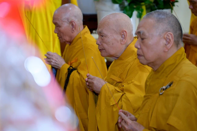 Trưởng lão Hòa thượng Thích Thiện Nhơn, Phó Pháp chủ, Chủ tịch Hội đồng Trị sự cùng chư vị Trưởng lão dâng hương tưởng niệm