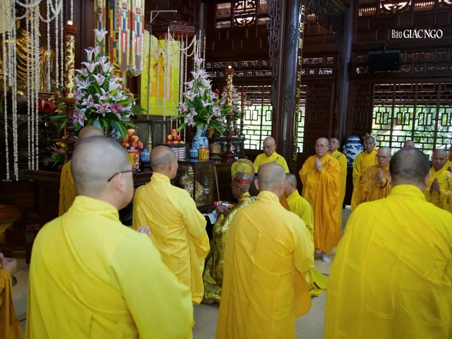 Khóa lễ phổ Phật cúng ngọ, cung tiến Giác linh theo nghi thức truyền thống Thiền môn Huế