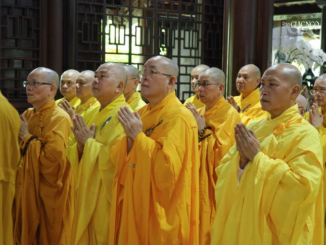 Từ khắp các nơi, chư tôn đức là môn đồ đệ tử, các thế hệ Học tăng, chư Tăng Ni các trú xứ cùng trở về tham dự lễ húy nhật