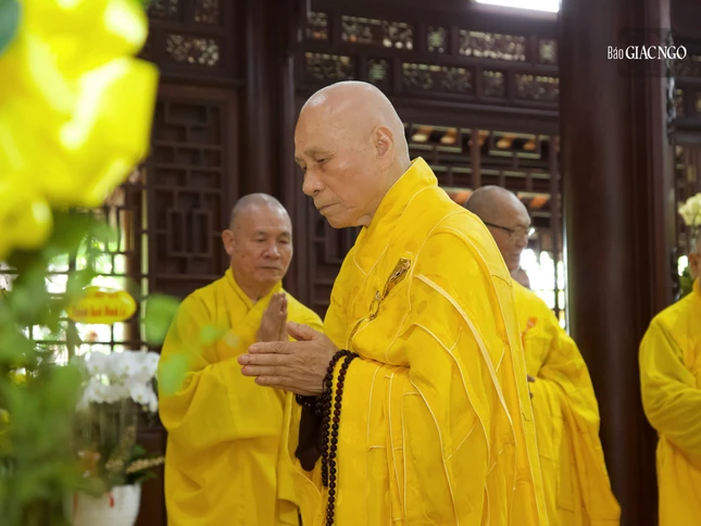 Trưởng lão Hòa thượng Thích Giác Quang đảnh lễ tưởng niệm Giác linh