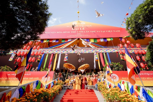 Nghi thức thả chim bồ câu cầu nguyện hòa bình thế giới trong Pháp hội Monlam Chenmo tổ chức tại chùa Vĩnh Nghiêm (TP.HCM) vào ngày 20-3-2026