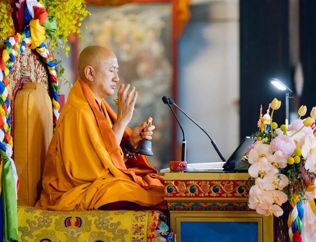 Hòa thượng Leyshog Lopen Sangay Dorji Rinpoche, Phó Pháp chủ Giáo hội Trung ương Vương quốc Bhutan chủ trì khóa lễ cầu nguyện trong Pháp hội Monlan Chenmo tại chùa Vĩnh Nghiêm (TP.HCM)