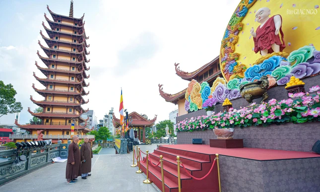 Việc thiết kế và thi công lễ đài được chư tôn đức trong Ban Tổ chức khẩn trương thực hiện từ nửa tháng qua
