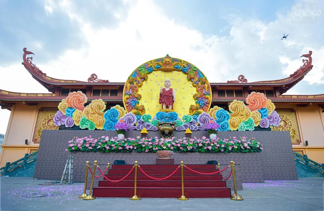 Hình tượng "ngũ sắc tường vân" và "cửu long phún thủy" là ý tưởng trọng tâm của lễ đài Phật đản tại Việt Nam Quốc Tự năm nay