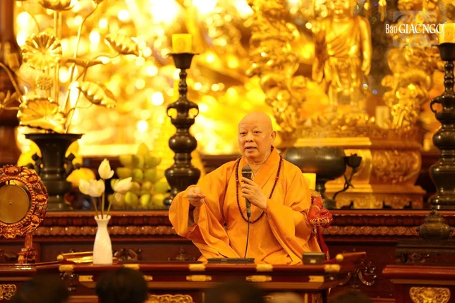 Trong phần khai thị, Hòa thượng Trưởng ban Trị sự Phật giáo TP.HCM đã khái quát ý nghĩa to lớn về sự thị hiện của Đức Phật nơi cõi đời Trong phần khai thị, Hòa thượng Trưởng ban Trị sự Phật giáo TP.HCM đã khái quát ý nghĩa to lớn về sự thị hiện của Đức Phật nơi cõi đời