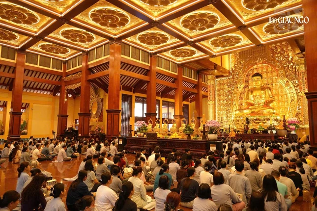 Đông đảo Phật tử, người dân tham dự thời khai thị Đông đảo Phật tử, người dân tham dự thời khai thị