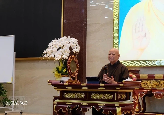 Hòa thượng Thích Lệ Trang mở đầu buổi tập huấn với việc nói về tầm quan trọng của oai nghi đối với người xuất gia