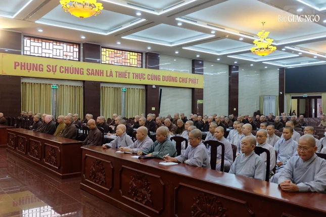 Chư tôn thiền đức, chư Tăng Ni cùng chư vị hành giả an cư hiện diện tham dự buổi tập huấn