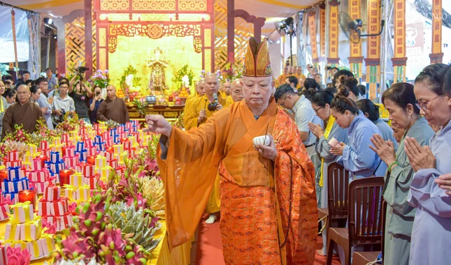 Nghi lễ cúng cơm, siêu tiến các anh linh, hương linh sẽ cử hành theo truyền thống miền Bắc và miền Nam