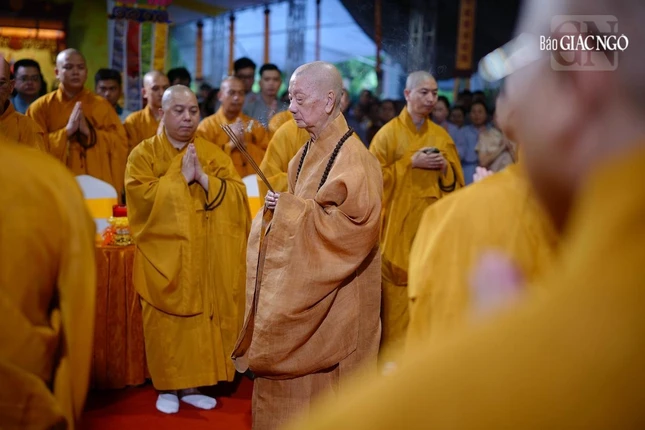 Đức Pháp chủ quang lâm đàn tràng niêm hương tham lễ Tam bảo, gia tâm cầu nguyện trước khi cử hành khóa lễ đăng đàn chẩn tế