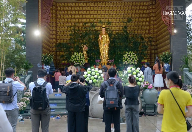 Đông đảo người dân đến chùa Phổ Quang dâng hương kính lễ Bồ-tát Quán Thế Âm
