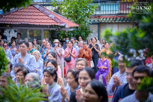 Đông đảo Phật tử tham dự buổi lễ với tâm thành tưởng nhớ thâm ân cha mẹ