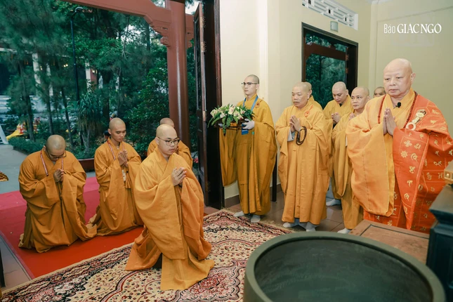 Cung thỉnh Hòa thượng Gia trì sư cùng chư Tôn đức Ban Kinh sư quang lâm cử hành pháp sự