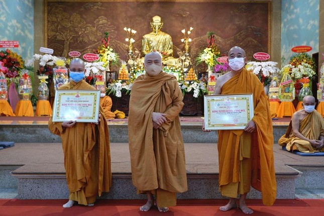 Hòa thượng Giác Toàn trao Bằng Tuyên dương công đức