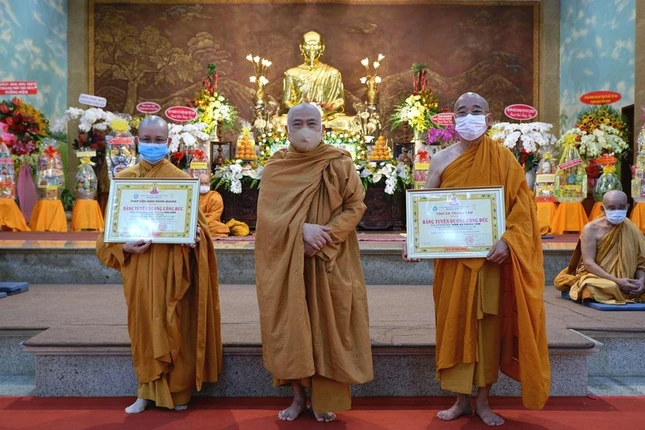 Hòa thượng Giác Toàn trao Bằng Tuyên dương công đức Hòa thượng Giác Toàn trao Bằng Tuyên dương công đức