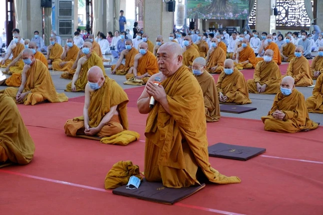 Hòa thượng Minh Hóa cảm tạ Hòa thượng Minh Hóa cảm tạ