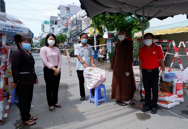 Trao quà tại phường 4, quận 8 Trao quà tại phường 4, quận 8