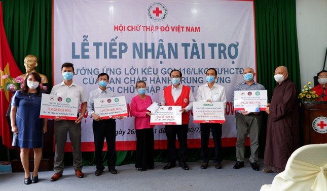 Đại diện các bệnh viện, đội ngũ y, bác sĩ tiếp nhận hỗ trợ