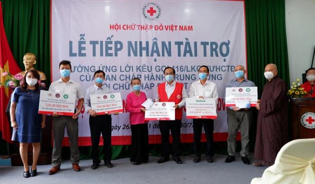 Đại diện các bệnh viện, đội ngũ y, bác sĩ tiếp nhận hỗ trợ