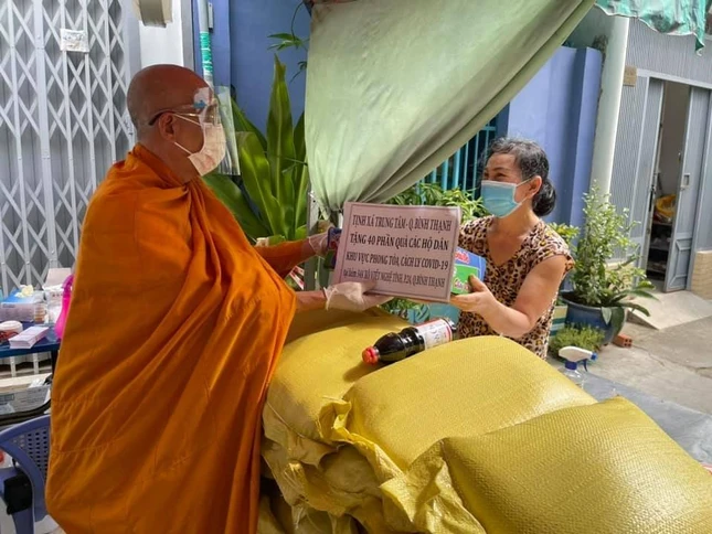 Tận tay trao nhu yếu phẩm hỗ trợ người dân Tận tay trao nhu yếu phẩm hỗ trợ người dân