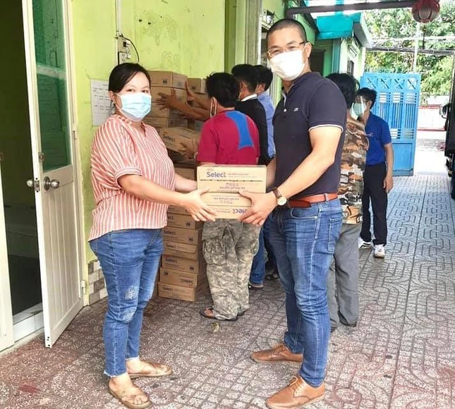 Đại diện các mạnh thường quân trao quà đến bà con khu vực bị phong tỏa, cách ly