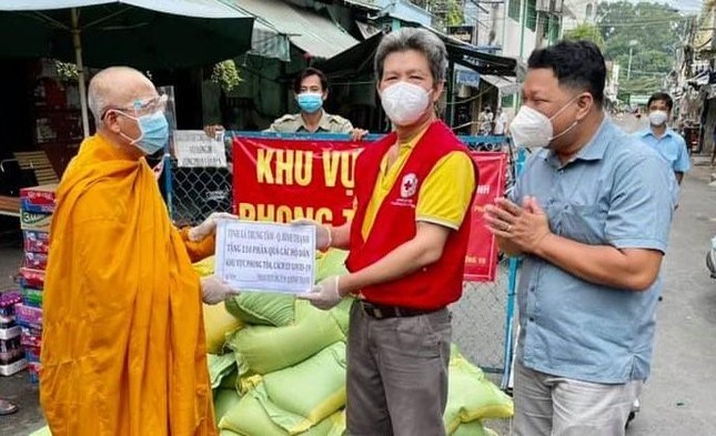 Tịnh xá Trung Tâm tặng quà trị giá hơn 100 triệu đồng hỗ trợ người dân bị phong tỏa, cách ly
