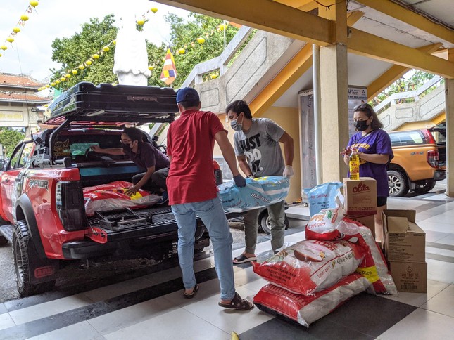Liên tiếp nhiều đoàn xe nhận nhu yếu phẩm chở đến các khu vực bị phong tỏa, cách ly