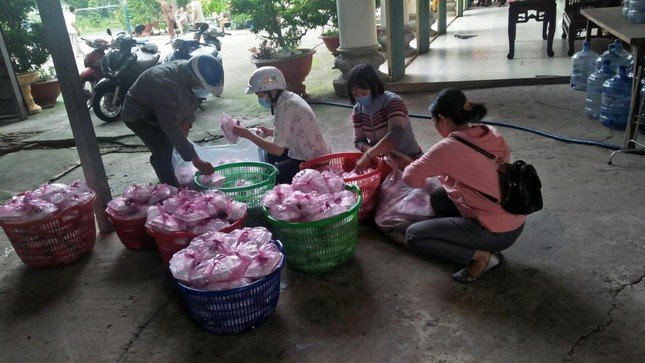 Hàng trăm suất cơm được bếp ăn chùa Đức Phú chuẩn bị, gửi đến bà con bị phong tỏa, cách ly trên địa bàn xã Phú Xuân, huyện Nhà Bè