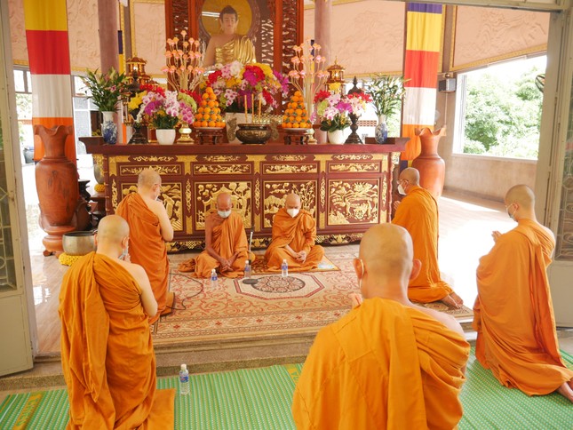 Đối trước chư tôn đức giáo phẩm chứng minh, đại chúng thành kính sám hối, khẩn cầu chư tôn đức giáo thọ