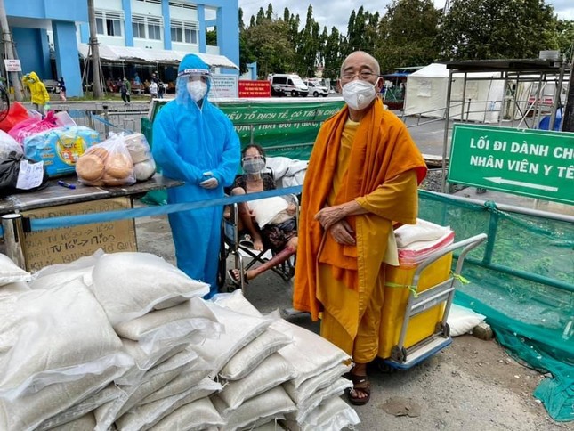 Thượng toạ Thích Minh Lộc trao quà đến bà con nghèo, hoàn cảnh khó khăn tại xóm trọ