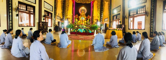 Phật tử nghe giảng trong khóa tu Bát quan trai