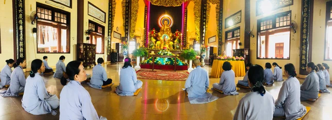 Phật tử nghe giảng trong khóa tu Bát quan trai