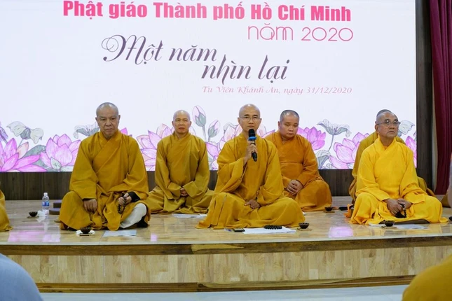 TT.Thích Thiện Quý thay mặt BTS Phật giáo thành phố tán thán công đức Ban Văn hóa và ban lời đạo từ khép lại buổi lễ