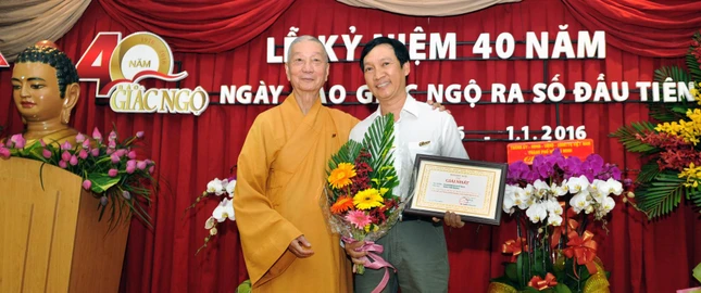 HT.Thích Trí Quảng trao giải nhất cuộc thi ảnh cho nhiếp ảnh gia Trần Thế Phong, với chủ đề “Di tích - danh thắng và lễ hội Phật giáo” do báo Giác Ngộ tổ chức nhân 40 năm ngày Báo ra số đầu tiên (1-1-1976 - 1-1-2016)