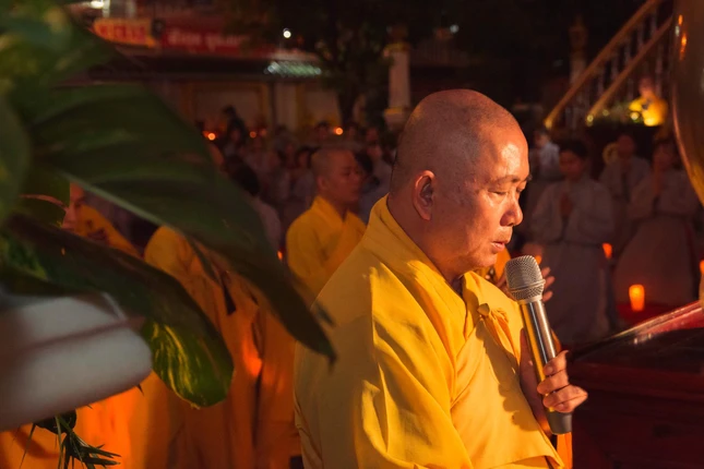 HT.Thích Hoằng Tri, trụ trì chùa chủ trì khóa lễ HT.Thích Hoằng Tri, trụ trì chùa chủ trì khóa lễ