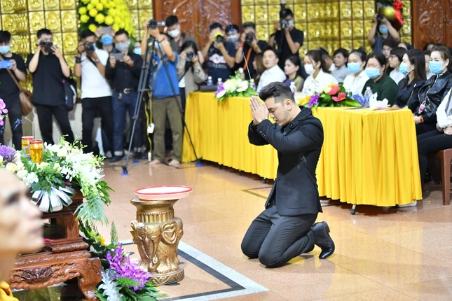 Tưởng niệm và viếng tang ca sĩ Vân Quang Long