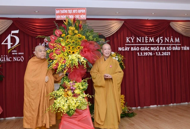 HT.Thích Giác Toàn đón nhận lẵng hoa của Ban Thường trực HĐTS GHPGVN HT.Thích Giác Toàn đón nhận lẵng hoa của Ban Thường trực HĐTS GHPGVN